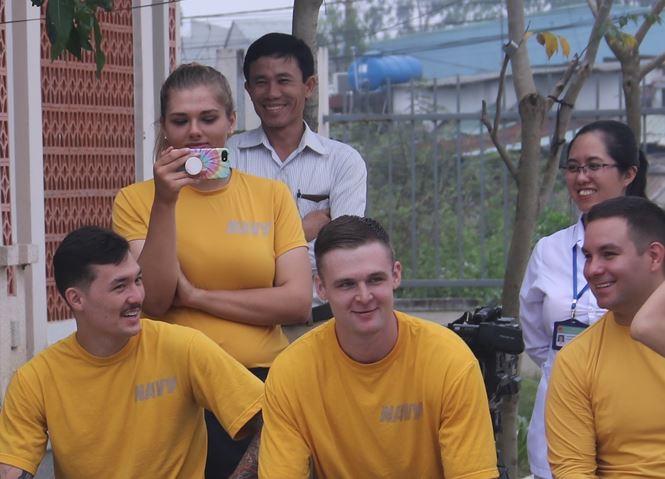 Những bóng hồng trên tàu sân bay Mỹ USS Carl Vinson